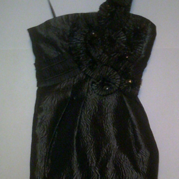 Chrome Fashion Dress with shoulder flower decals - Picture 2 of 4